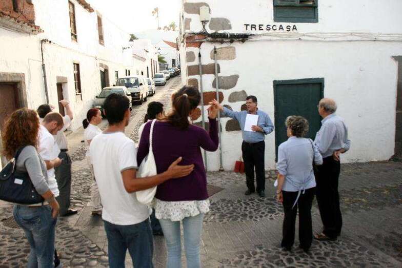 El cronista oficial de Telde, en un recorrido por el casco antiguo de San Francisco (Foto TA)